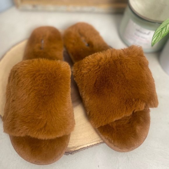 Nine West Fuzzy Slippers EUC size Large - Picture 5 of 7